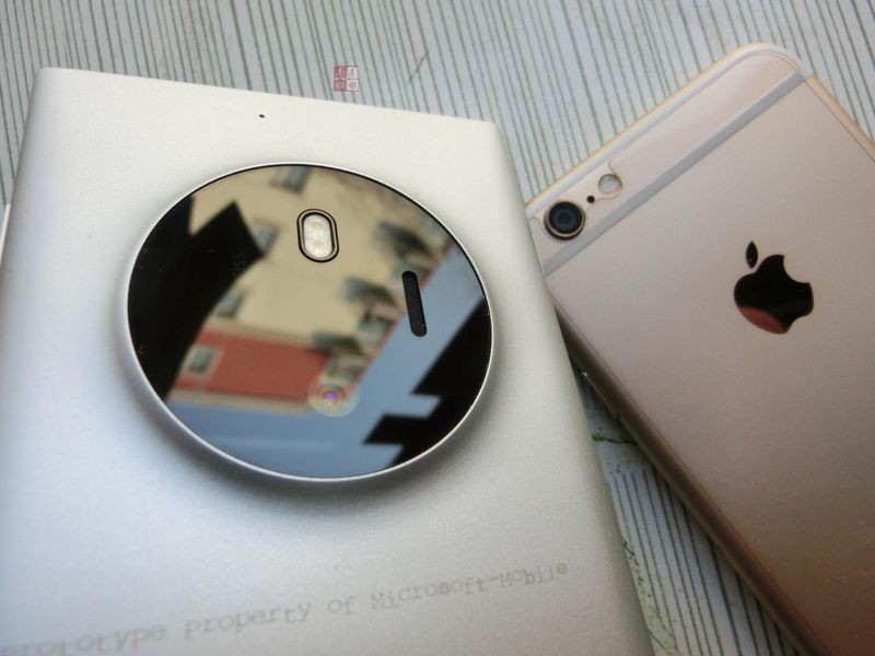 ชมภาพภาพ Lumia McLaren หรือ Lumia 1030 รุ่นต้นแบบเทียบขนาดกับ iPhone 6