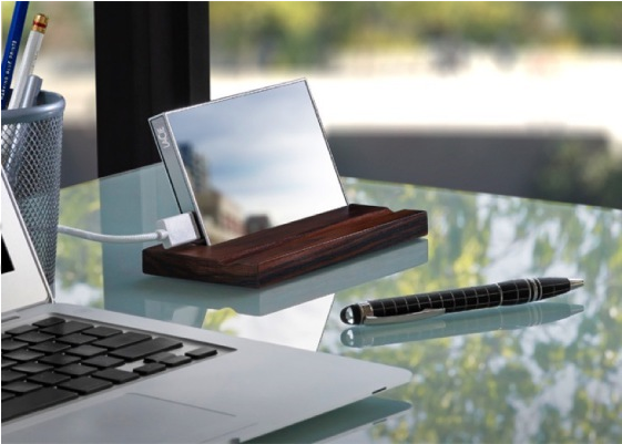 Mirror ฮาร์ดดิสก์พกพาดีไซน์สุดงาม ทำจากกระจก Gorilla Glass และฐานตั้งแบบไม้สุดพรีเมียม