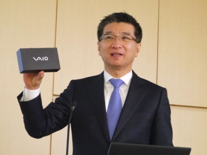 รองประธาน Japan Communication โชว์กล่องสมาร์ทโฟนรุ่นแรกจากแบรนด์ VAIO
