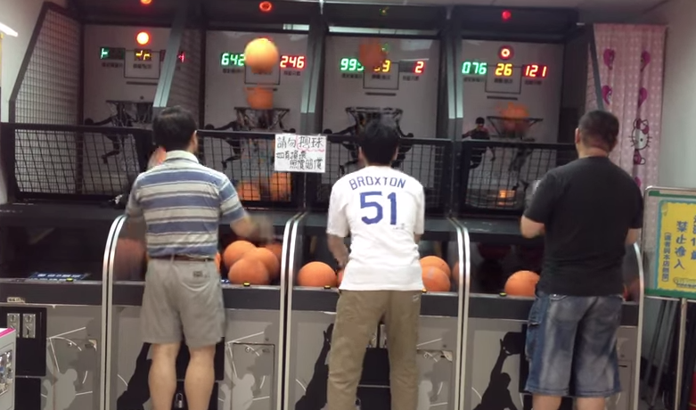 สุดทึ้ง!! ชมคลิปลุงชาวจีนโชว์เทคนิคขั้นเทพชู้ตบาสต่อเนื่องสลับ 2 มือ