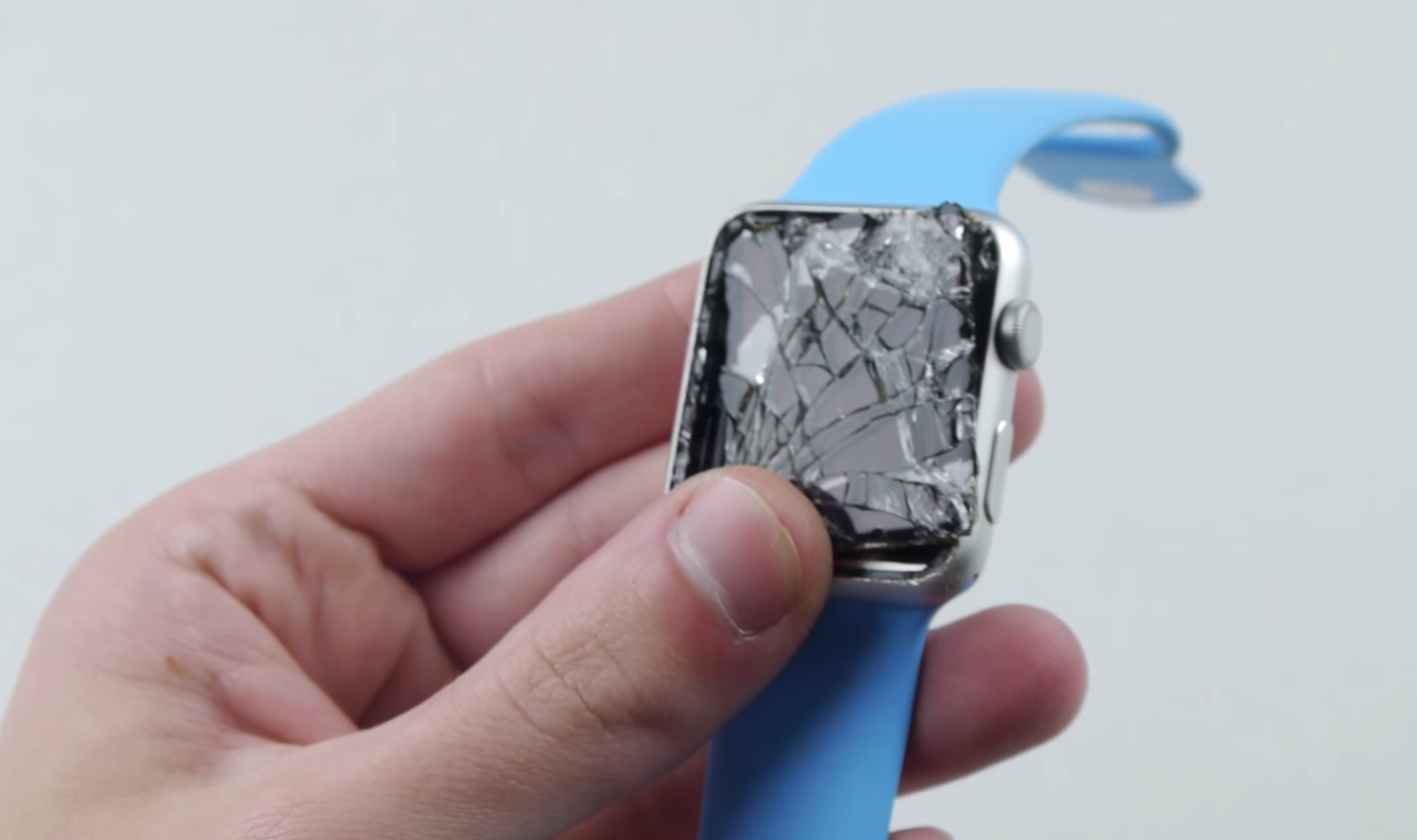 Apple меняет apple watch. Разбитый Эппл вотч. Разбитые АПЛ вотч. Разбитые часы айфон. Сломанные смарт часы.