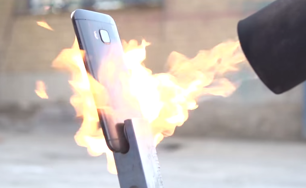 โหดอีก!! จับเอา HTC One M9 มาทำการ Drop Test จากนั้นก็ทดสอบเผาไฟ จะรอดหรือไม่ (ชมคลิป)