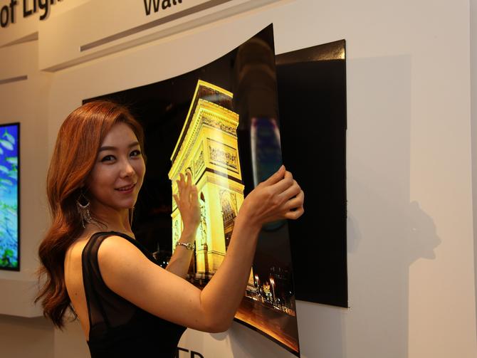 ล้ำสุดๆ LG Display โชว์ Wallpaper TV สุดยอดทีวี 55 นิ้วที่มีความหนาไม่ถึง 1 มิลลิเมตร