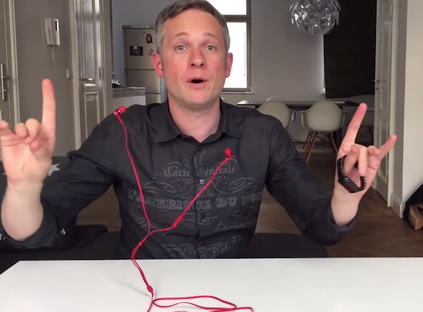 จะเกิดอะไรขึ้น!! เมื่อสุดยอดมายากลชื่อดังเล่นกลด้วย Apple Watch ได้แบบเนียนๆ (ชมคลิป)