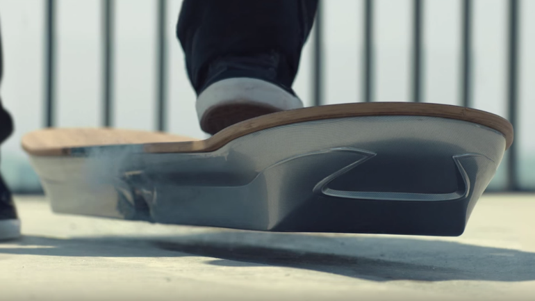 เป็นจริงแล้ว!! Hoverboard บอร์ดลอยได้จากแบรนด์รถยนต์ยี่ห้อหรู Lexus (ชมคลิป)