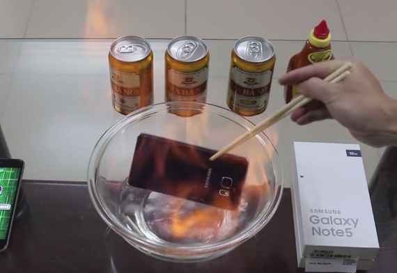 โหดสุดๆ ย่างสด Samsung Galaxy Note 5 แถมยังเอาปลาหมึกมาปิ้งกินอีกด้วย (ชมคลิป)