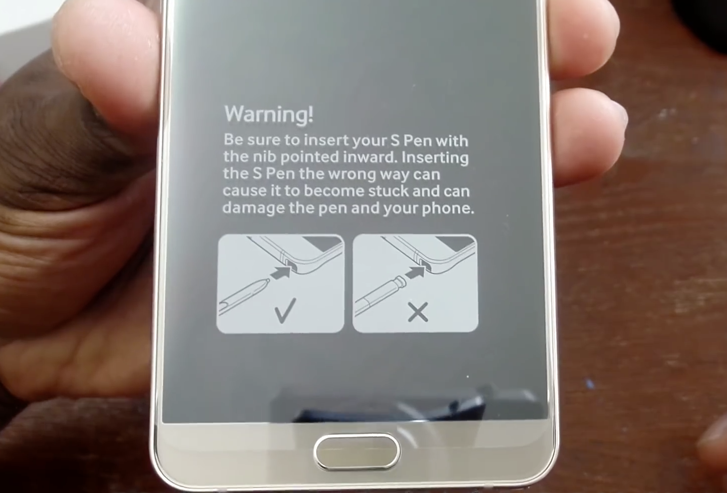Galaxy Note 5 ล็อตใหม่ มาพร้อมข้อความเตือนอย่าเสียบปากกากลับด้าน (ชมคลิป)