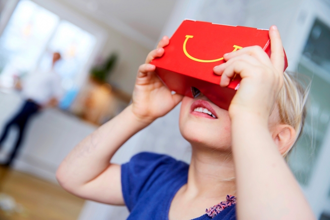 McDonalds จัดบ้าง!! แปลงร่างกล่อง Happy Meal กลายเป็นแว่น VR ได้ (ชมคลิป)