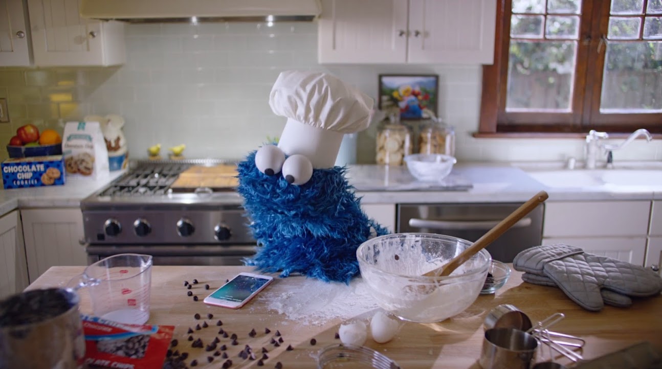 เมื่อ Cookie Monster จาก Sesame Street ปรากฎโฉมในโฆษณา iPhone 6s ใหม่ล่าสุด (ชมคลิป)