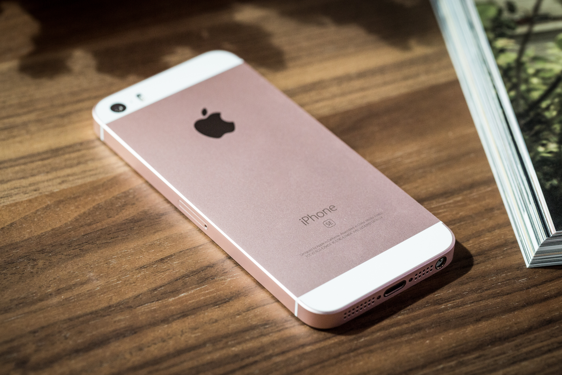 เปรียบเทียบราคา iPhone SE เครื่องศูนย์และเครื่องหิ้วในประเทศไทย