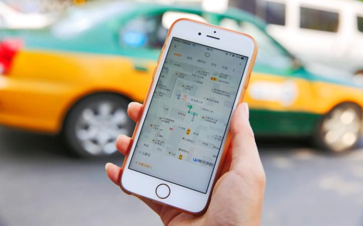97787223_epa05303061_A_commuter_shows_the_Didi_Chuxing_app_on_her_iPhone_in_Beijing_China_13_May-large_trans++qVzuuqpFlyLIwiB6NTmJwUL48Id3csh44BfN63R8CVE