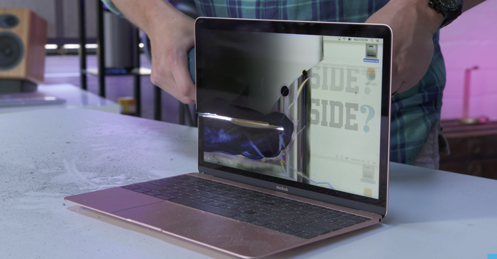 สุดโหด!! ชมคลิปหั่นหน้าจอ MacBook 12 นิ้วสี Rose Gold ด้วยเลื่อยไฟฟ้า