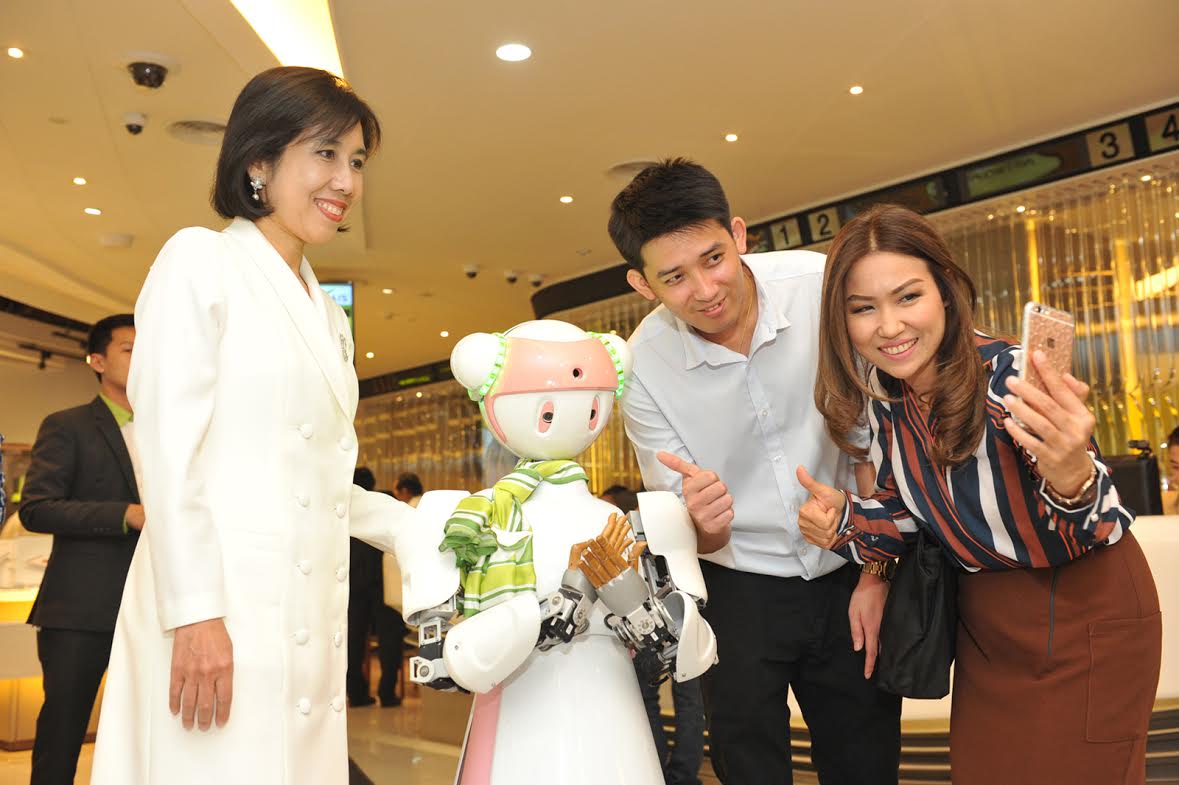 AIS นำหุ่นยนต์  “นะโม” Humanoid Robot ฝีมือคนไทยมาให้บริการลูกค้าที่เอไอเอส ช็อป
