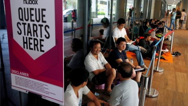 Singapore-queues-iphone7