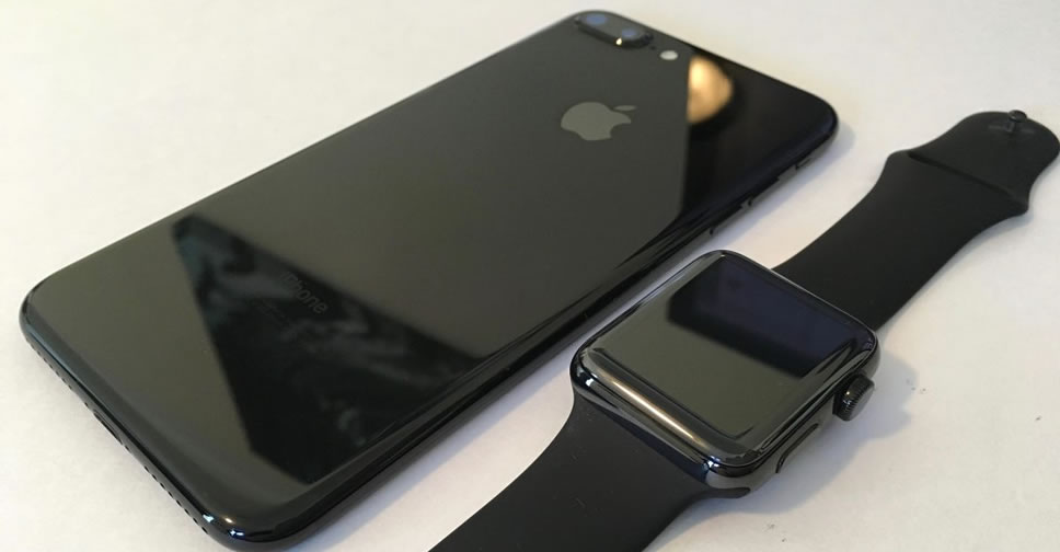 เกิดมาคู่กัน!! ชมภาพเปรียบเทียบ iPhone 7 สีดำ Jet Black กับ Apple Watch สีดำ Space Black