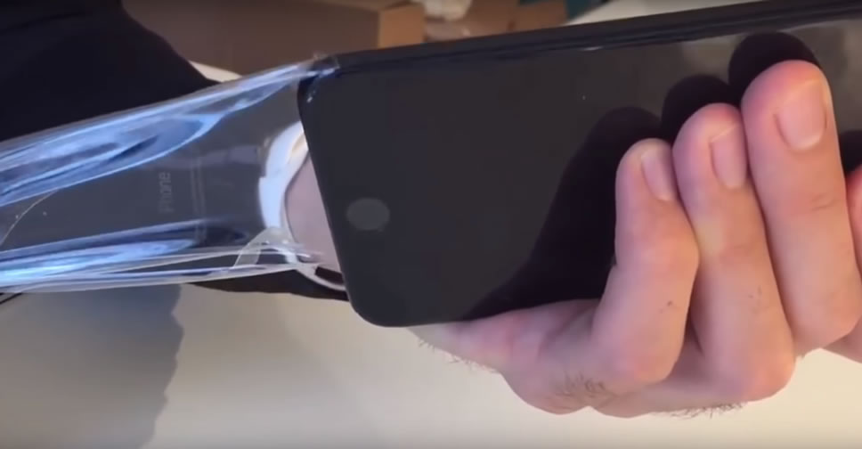 งานเข้า!! iPhone 7 สีดำ Jet Black พบปัญหาใหม่ หากติดฟิล์มกันรอยที่แผงหลังแล้วลอกออก สกรีนด้านหลังติดออกมาทั้งแผง