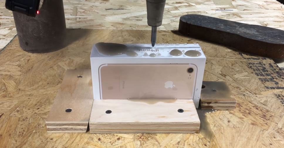 โหดมาก!! iPhone 7 ถูกแกะกล่องด้วย Waterjet เครื่องตัดพลังน้ำ แถมถูกผ่าออกเป็น 2 ซีกได้อย่างง่ายดาย