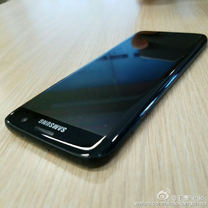 s7-edge-glossy-black-9