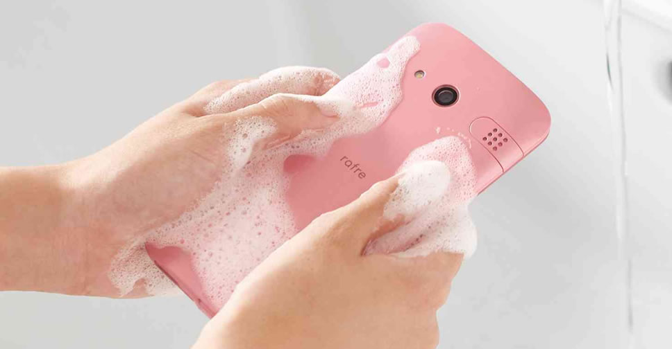 Kyocera rafre (KYV40) สมาร์ทโฟนกันน้ำ และทำความสะอาดได้ด้วยฟองสบู่