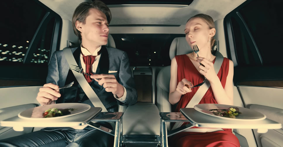 ตอบโจทย์ชีวิตที่เร่งรีบ!! UberEATS ร่วมกับ Volvo เสิร์ฟอาหารให้ทานในรถหรู