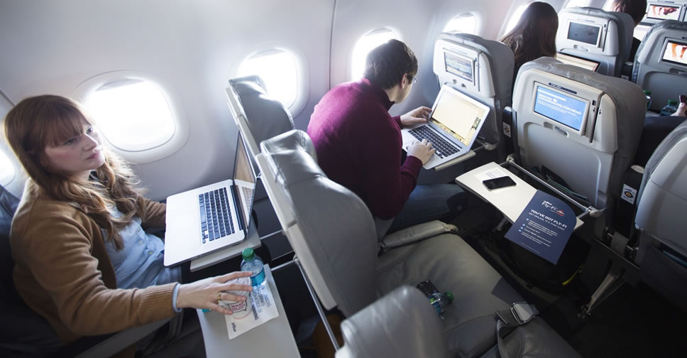 กลัวก่อการร้าย!! สหรัฐอเมริกากับอังกฤษ มีคำสั่งแบนแล็ปท็อปและแท็บเล็ต ห้ามนำเข้าห้องโดยสารบนเครื่องบิน