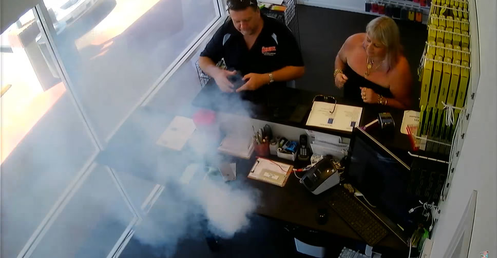 ชมคลิป iPhone 6 Plus ระเบิดต่อหน้าเจ้าของ ขณะกำลังส่งซ่อม