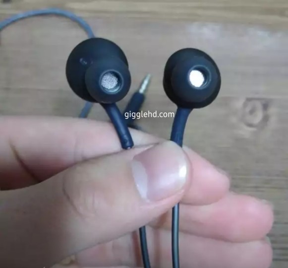 s8-akg-earphones-2-581x540