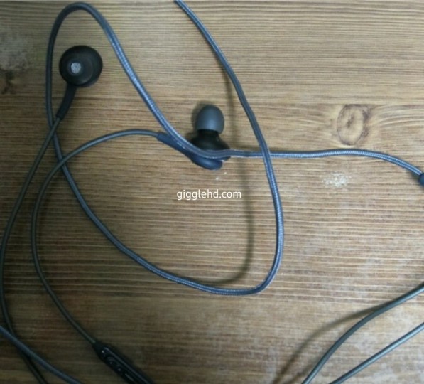 s8-akg-earphones-3-597x540