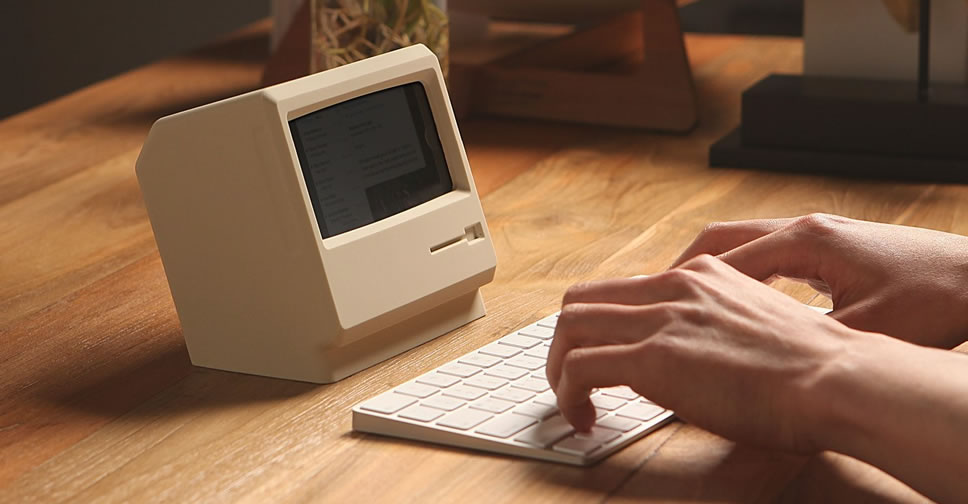Elago M4 แท่นวาง iPhone ที่ออกแบบมาในรูปทรงคอมพิวเตอร์ Mac รุ่นเก่าสุดคลาสสิค