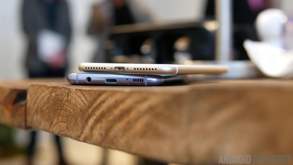 Samsung-Galaxy-S8-vs-iPhone-7-Plus-10