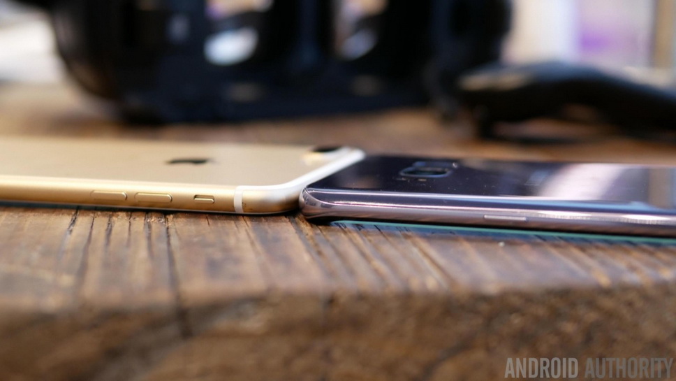 Samsung-Galaxy-S8-vs-iPhone-7-Plus-11