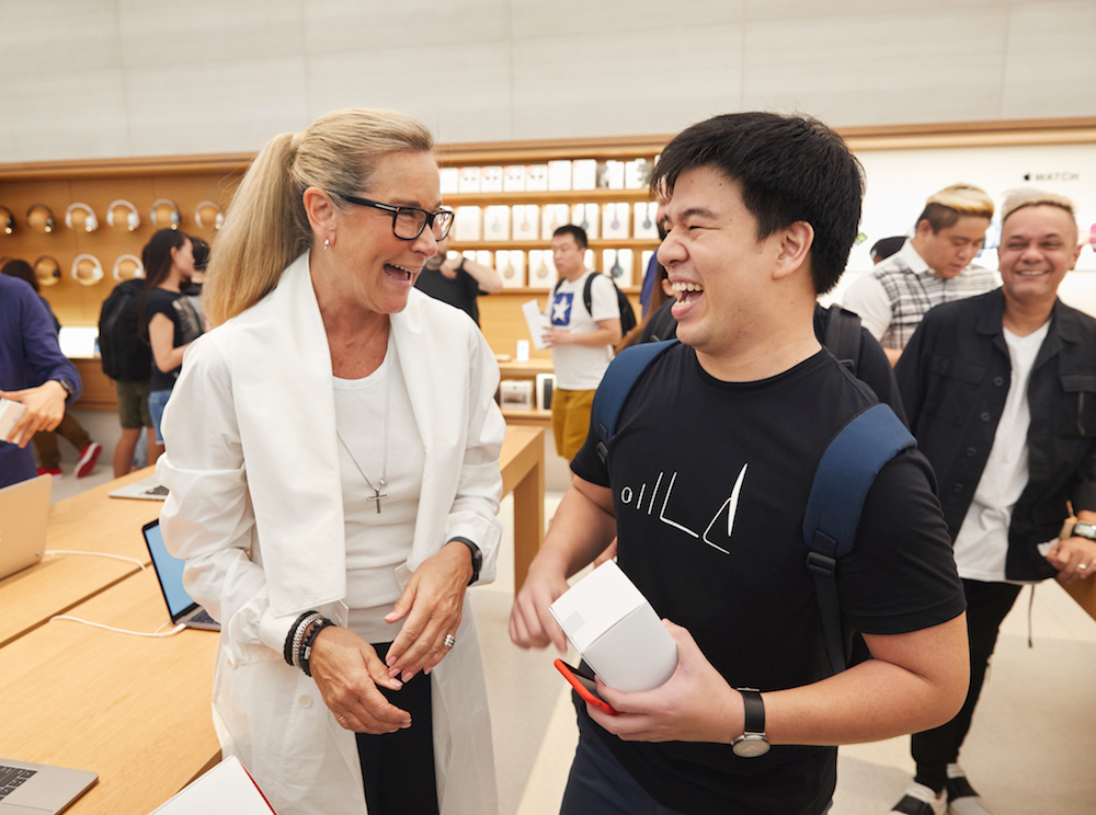 apple_singapore_orchard_road_angela_ahrendts_customers