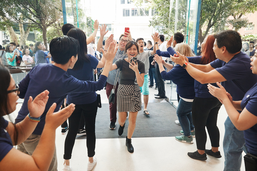 apple_singapore_orchard_road_employees_high_five_customers