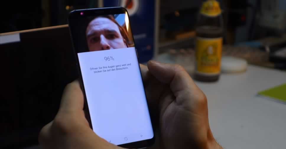 Iris Scanner บนสมาร์ทโฟน Samsung Galaxy S8 ถูกหลอกได้โดยใช้คอนแทคเลนส์ และกล้องดิจิตอล