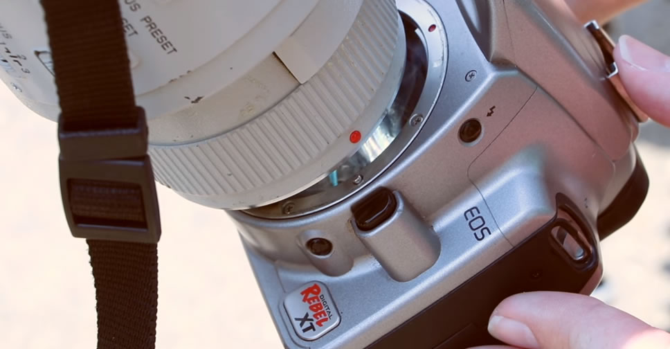 ช่างภาพ แสดงให้เห็นถึงผลลัพธ์หากพยายามถ่ายภาพสุริยคราส โดยไม่มีฟิลเตอร์ป้องกัน