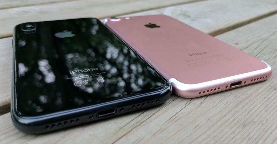 iphone-7-rose-gold-vs-iphone-8-jet-black