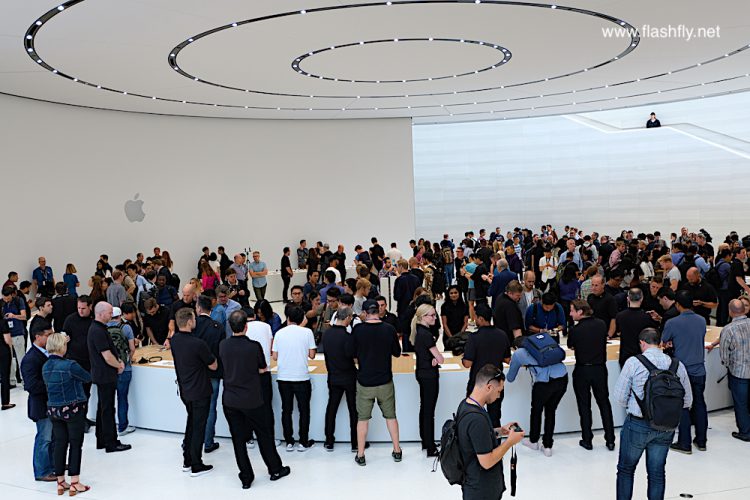 [Exclusive] พาไปชมงานเปิดตัว iPhone X, iPhone 8, iPhone 8 Plus และ Apple Watch Series 3 ส่งตรงจาก Steve Jobs Theater โดยทีมงาน Flashfly