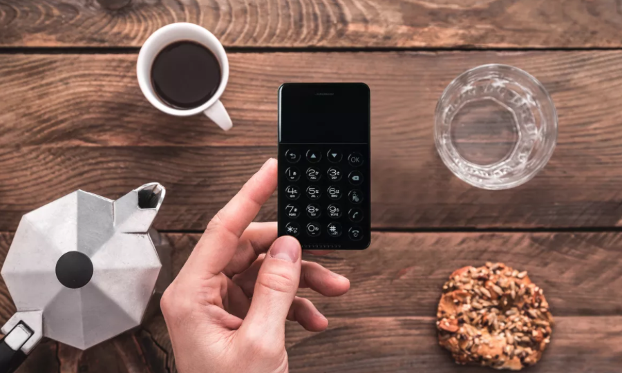 NichePhone-S มือถือขนาดเท่าบัตรเครดิต รันบน Android ราคาราว 2,920 บาท