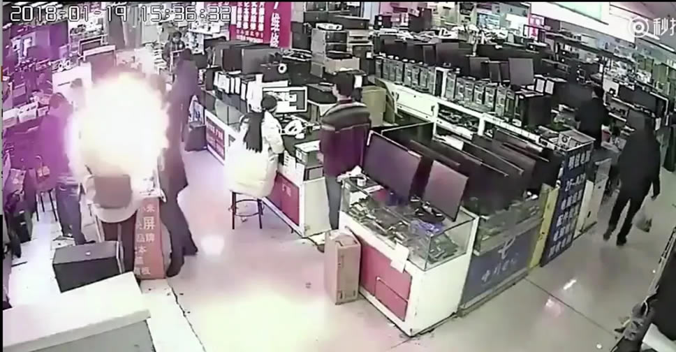 ไม่ใช่ขนม!! เกิดเหตุแบตเตอรี่ iPhone ระเบิดตรงหน้า หลังชายคนหนึ่งขอลองกัดเพื่อตรวจสอบ (มีคลิป)