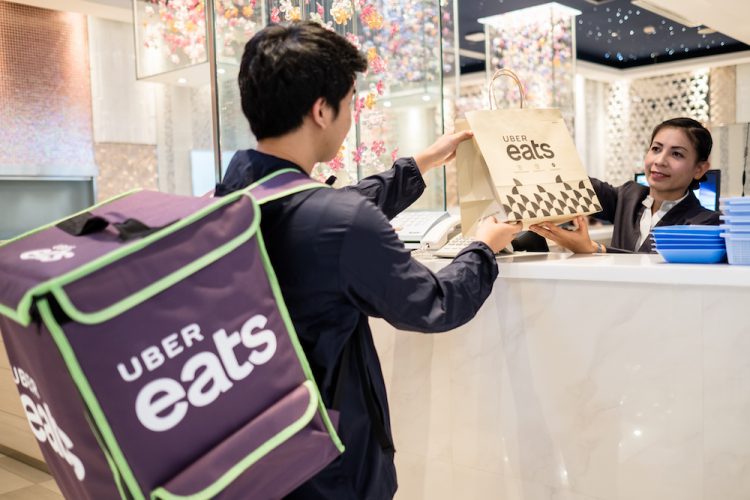 “Uber Eats” ฉลองครบรอบ 1 ปีในไทย มีร้านค้ากว่า 1,300 ร้าน จัดส่งอาหารไปแล้วมากกว่า 1 ล้านจาน พร้อมประกาศรางวัลสุดยอดร้านอาหารยอดนิยม
