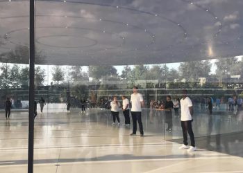 พนักงาน Apple หลายคน ได้รับบาดเจ็บเล็กน้อย จากการเดินชนประตูกระจกของ Apple Park