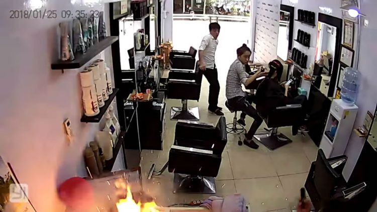 iPhone ระเบิด!! เหตุเกิดในร้านทำผมแห่งหนึ่ง ของประเทศเวียดนาม โชคดีไม่มีใครได้รับบาดเจ็บ (มีคลิป)