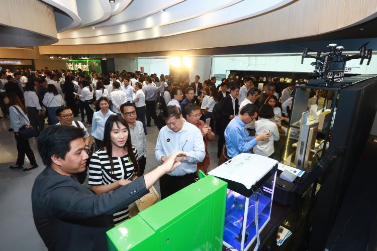 AIS ย้ำวิสัยทัศน์ยกระดับสู่ไทยแลนด์ 4.0 ประกาศเปิดตัว 3 แพลตฟอร์ม IoT, VDO,VR เปิดโอกาสใหม่ในการขายคอนเทนต์ของศิลปินไทย สร้าง IoT Ecosystem หนุนอุตสาหกรรมดิจิทัล