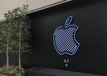 เปิดผ้าคลุม Apple Store สาขาใหม่ในย่านชินจูกุ อวดโลโก้สดใสด้วยแสงไฟนีออน