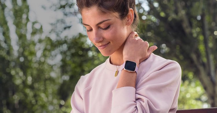 Fitbit เปิดตัว Smartwatch รุ่นใหม่ Versa กันน้ำได้ แบตเตอรี่อยู่ได้นาน 4 วัน เริ่มต้นราว 6,250 บาท