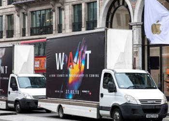 รถบรรทุกเล็กติดป้ายโฆษณา Huawei P20 ถูกขับไปจอดบังหน้าร้าน Apple และ Samsung