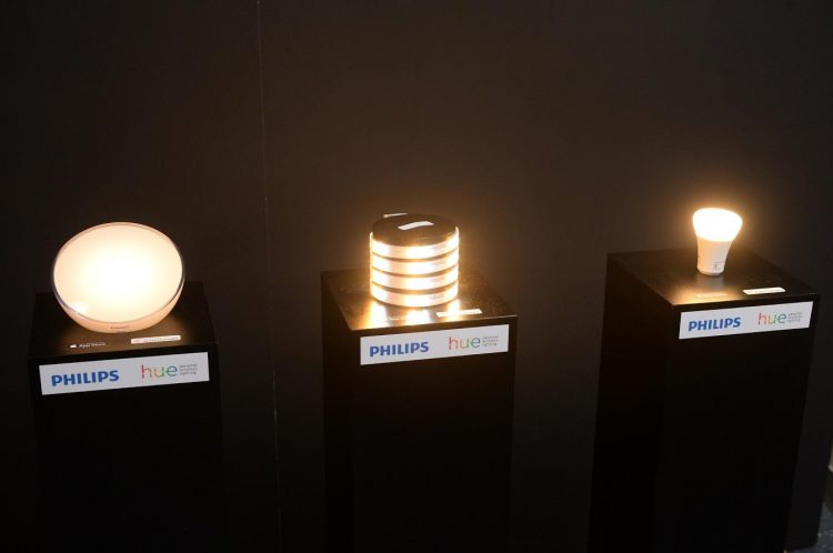 Philips Hue หลอดไฟเปลี่ยนสีอัจฉริยะ สั่งการผ่านแอพเปลี่ยนสีไฟได้มากถึง 16 ล้านเฉดสี เปิดตัวในไทยทางการ
