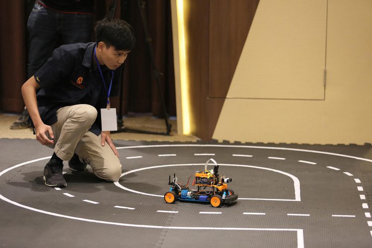 ทีม LKB48 สถาบันเทคโนโลยีพระจอมเกล้าเจ้าคุณทหารลาดกระบัง คว้าแชมป์ประกวดซอฟต์แวร์ควบคุมรถยนต์จำลองไร้คนขับ