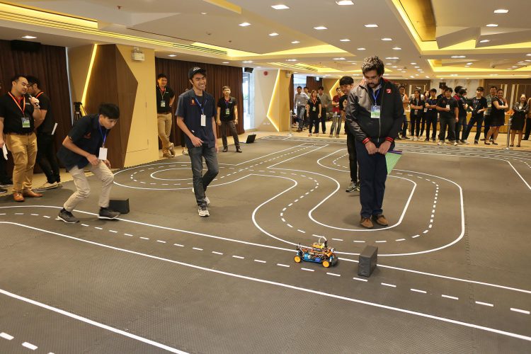 ทีม LKB48 สถาบันเทคโนโลยีพระจอมเกล้าเจ้าคุณทหารลาดกระบัง คว้าแชมป์ประกวดซอฟต์แวร์ควบคุมรถยนต์จำลองไร้คนขับ