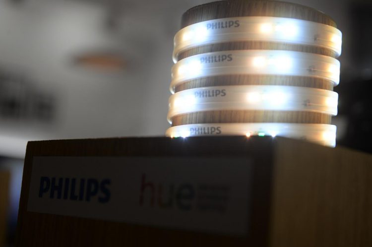 Philips Hue หลอดไฟเปลี่ยนสีอัจฉริยะ สั่งการผ่านแอพเปลี่ยนสีไฟได้มากถึง 16 ล้านเฉดสี เปิดตัวในไทยทางการ